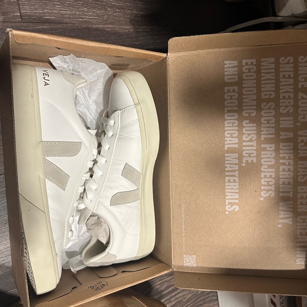 Veja women’s sneakers brand new